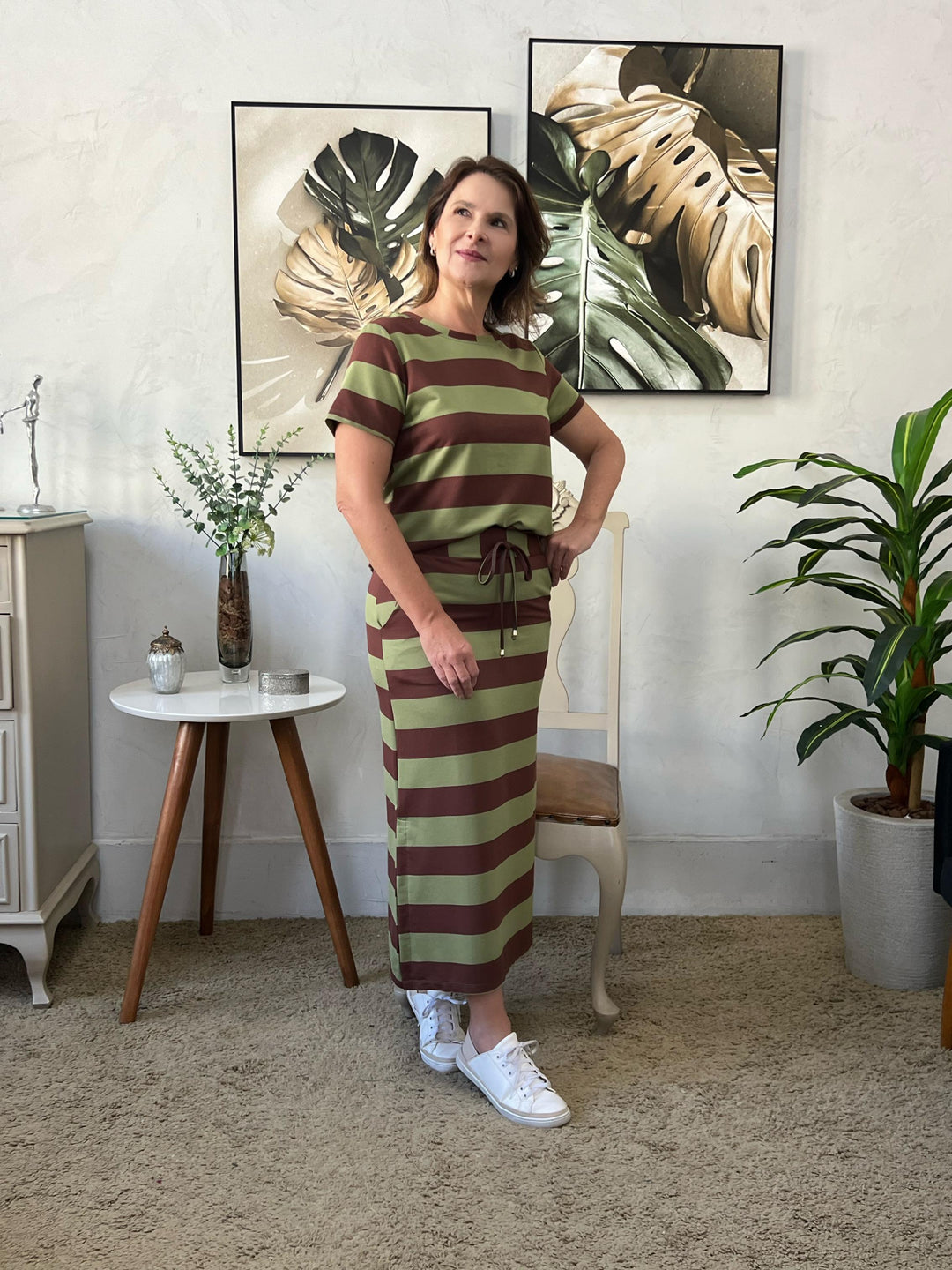 Conjunto Tshirt Básica e Saia Midi Reta Listrado Verde / Marrom - Vânia