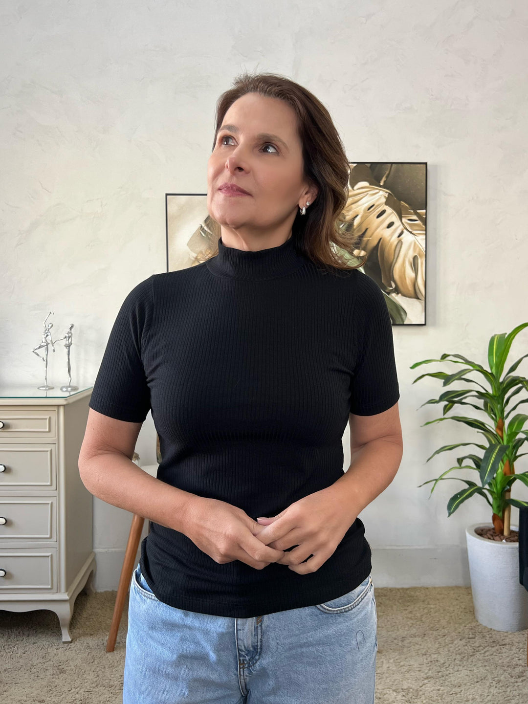 Blusa Básica Malha Canelada Manga Curta Gola Alta Preta - Fernanda