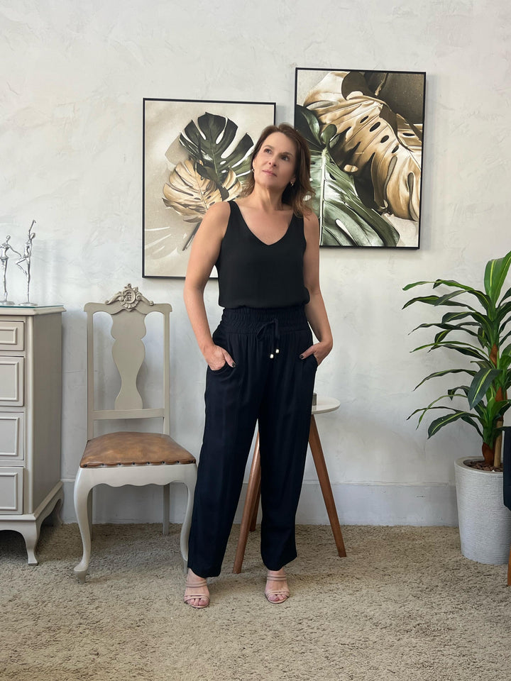 Calça com Cós Largo de Elástico Preta - Clark