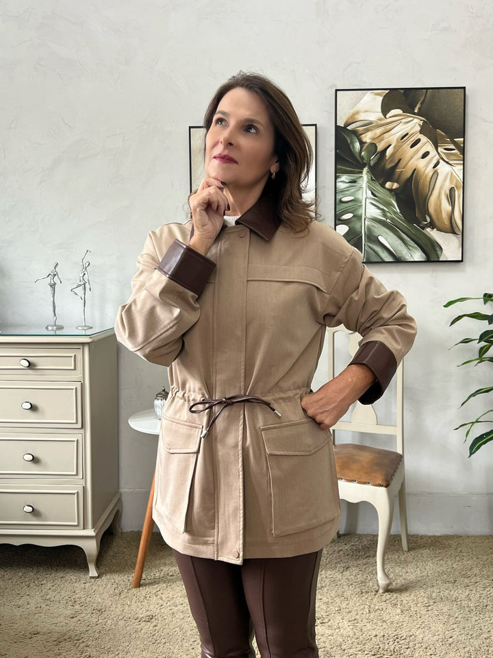 Parka Clássica Mocha Mousse em Sarja - Dallas