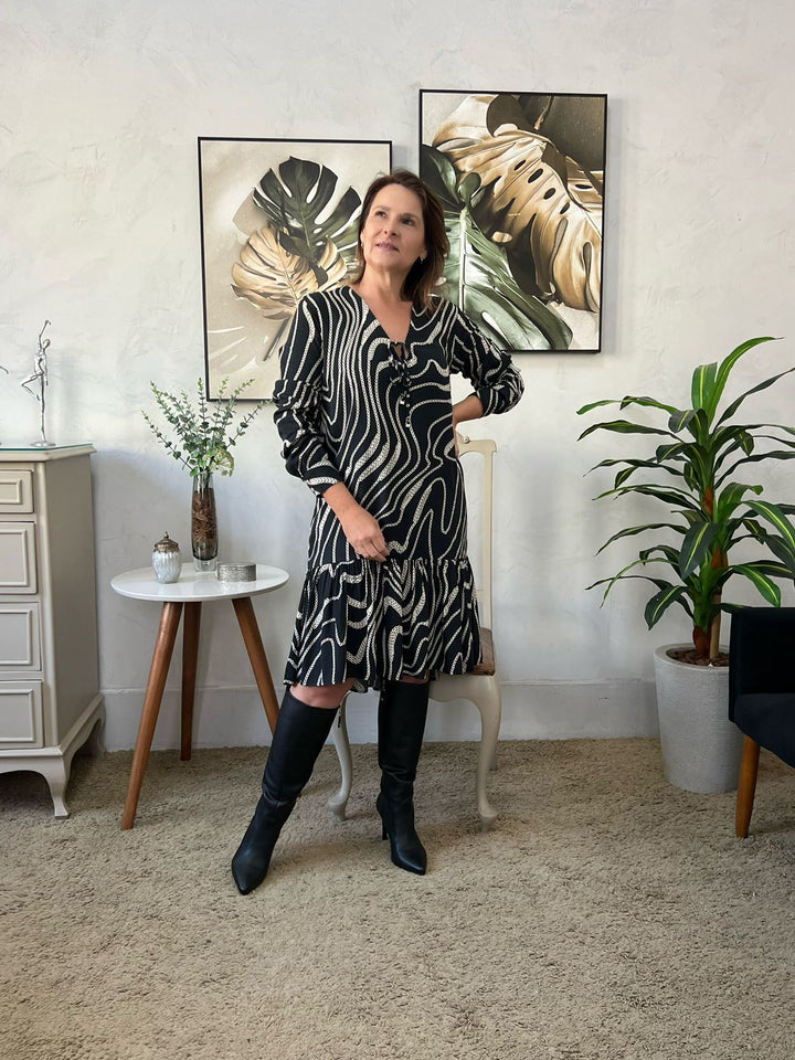 Vestido Curto Manga Longa Preto com Estampa Off White - Tati