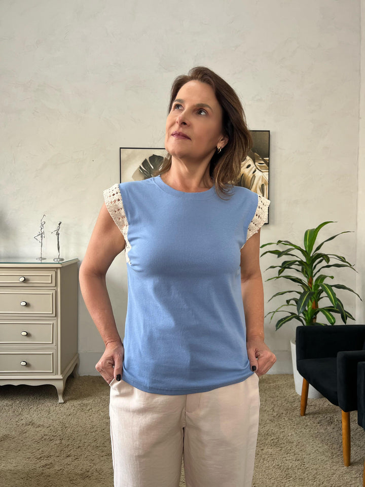 Tshirt Lilian Manga Crochê - Azul