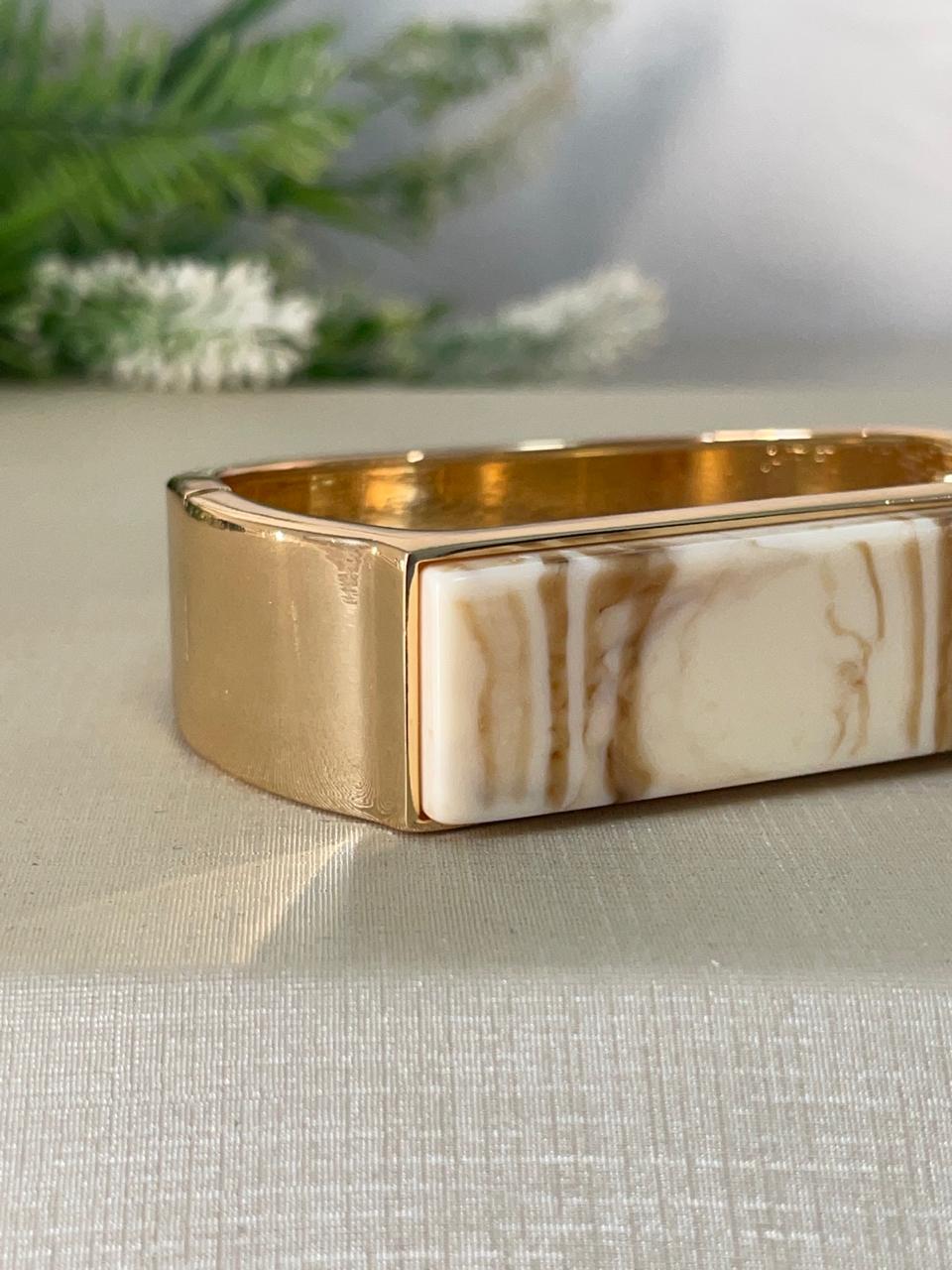Bracelete Núbia com Pedra Mármore - Dourado