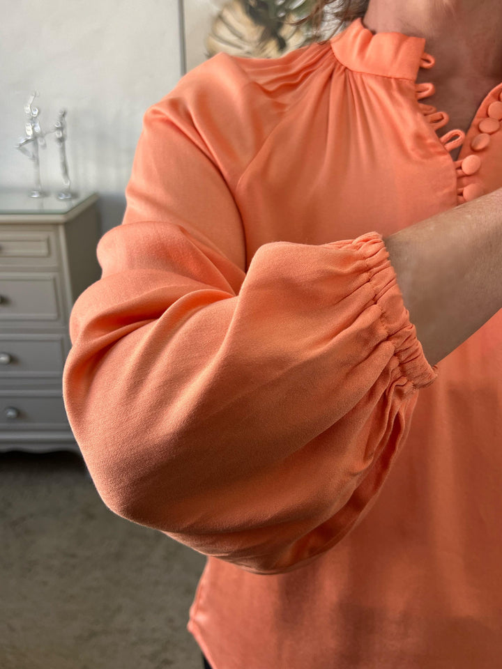 Camisa Manga Longa com Gola Mandarim e Botões estilo Roletê Laranja - Rafaela