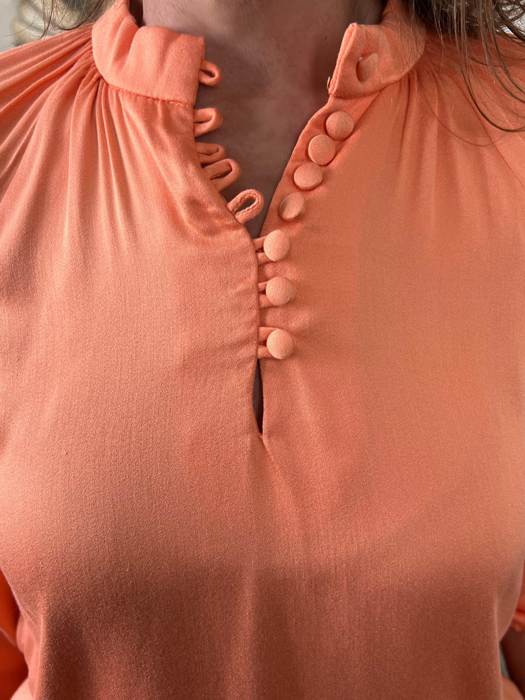 Camisa Manga Longa com Gola Mandarim e Botões estilo Roletê Laranja - Rafaela