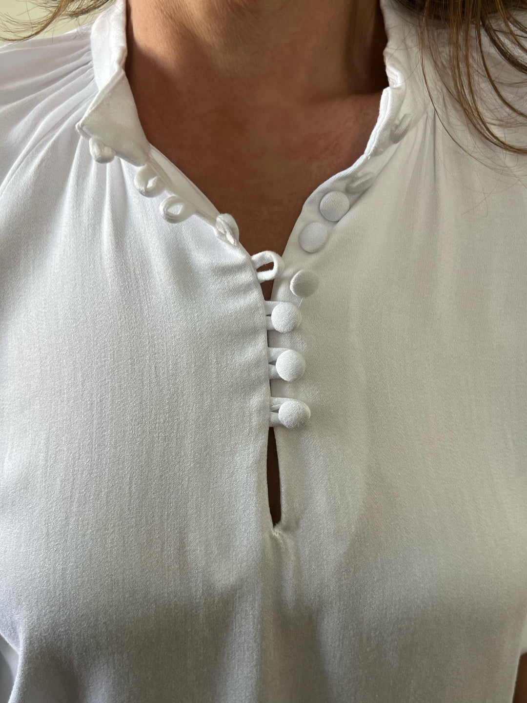Camisa Manga Longa com Gola Mandarim e Botões estilo Roletê Branca - Rafaela