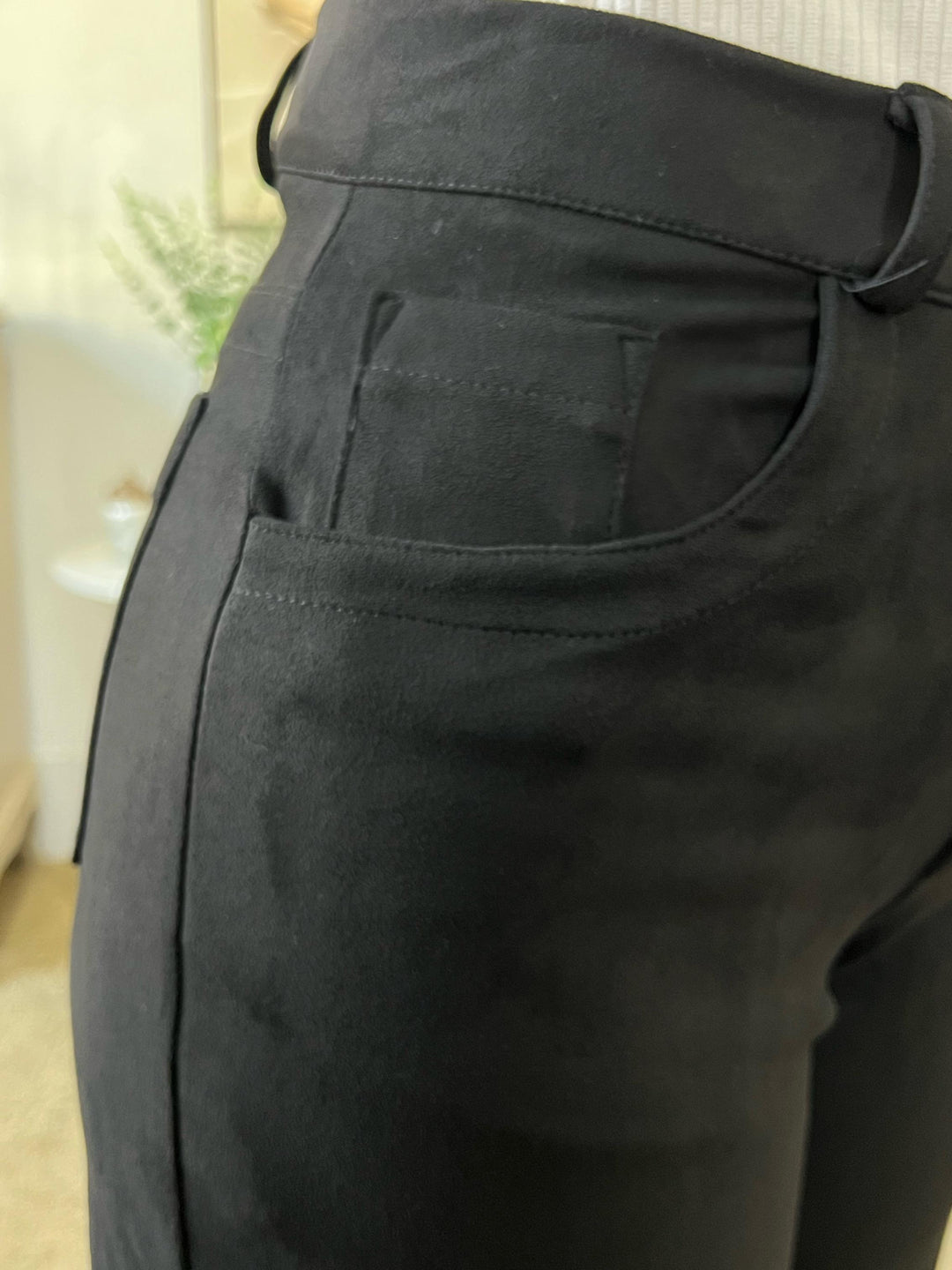 Calça Reta em Suede Preto - Cristina