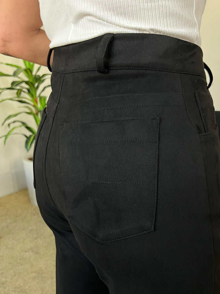 Calça Reta em Suede Preto - Cristina