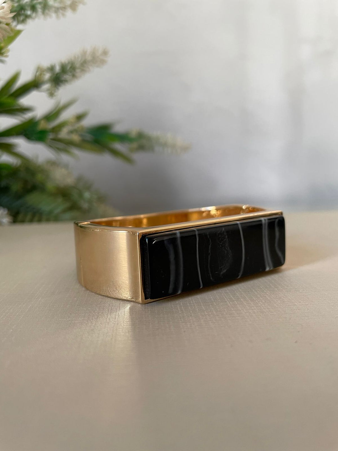 Bracelete Núbia com Pedra Mármore Preto - Dourado