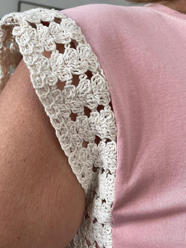 Tshirt Lilian Manga Crochê - Rosa