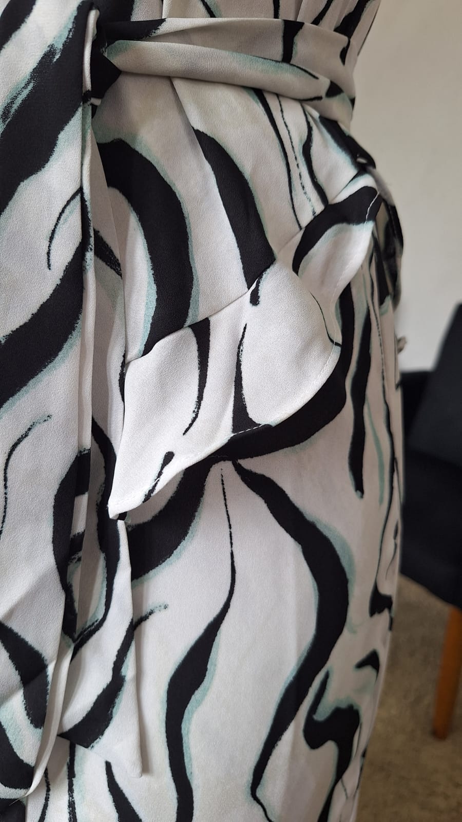Vestido Liana Estampado com Babados - Off/Preto