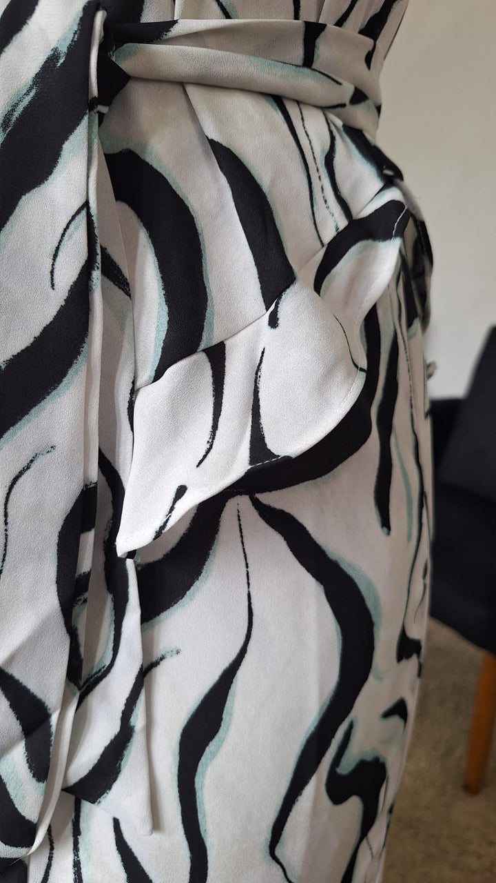 Vestido Liana Estampado com Babados - Off/Preto
