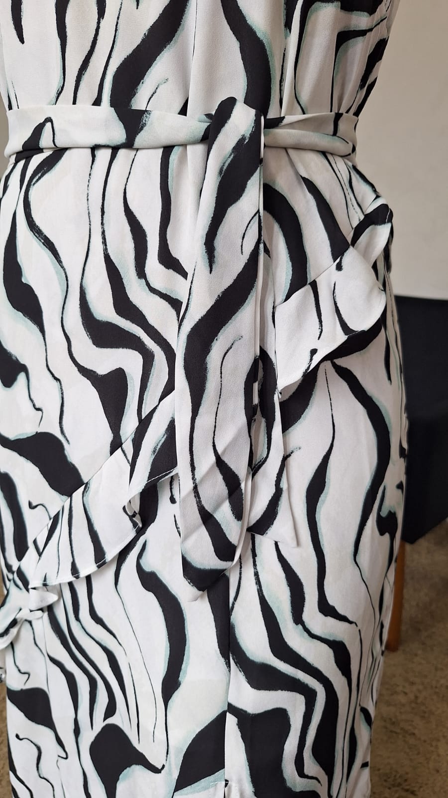 Vestido Liana Estampado com Babados - Off/Preto
